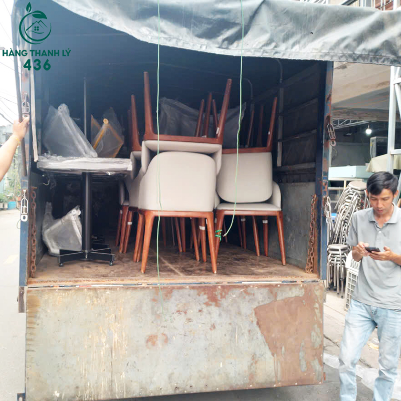 Lô bàn ghế quán ăn cũ được Hàng Thanh Lý 436 nhập về kho, chuẩn bị cho khách hàng