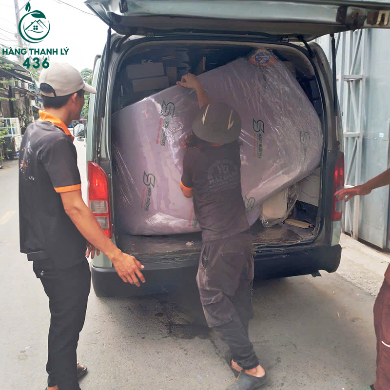 nhan-vien-hang-thanh-ly-436-dang-xuat-nem-cu-giao-tan-noi-cho-khach-hang Hàng Thanh Lý 436 Khai Xuân – Nhộn Nhịp Xuất Nhập Kho Đầu Năm