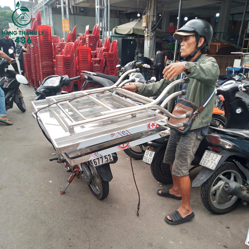 nhan-vien-hang-thanh-ly-436-van-chuyen-gia-ke-inox-ra-khoi-kho-chuan-bi-giao-hang-cho-khach-1 Hàng Thanh Lý 436 Khai Xuân – Nhộn Nhịp Xuất Nhập Kho Đầu Năm