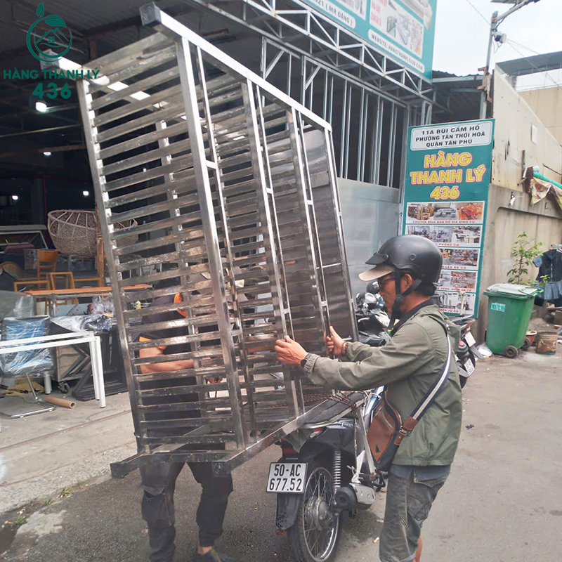 nhan-vien-hang-thanh-ly-436-van-chuyen-gia-ke-inox-ra-khoi-kho-chuan-bi-giao-hang-cho-khach-2 Hàng Thanh Lý 436 Khai Xuân – Nhộn Nhịp Xuất Nhập Kho Đầu Năm