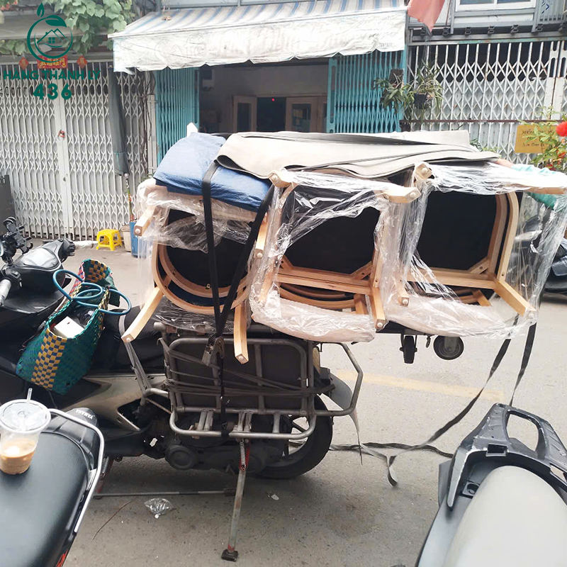 noi-that-cu-duoc-chat-gon-tren-xe-may-san-sang-van-chuyen-den-khach-hang-cua-hang-thanh-ly-436 Hàng Thanh Lý 436 Khai Xuân – Nhộn Nhịp Xuất Nhập Kho Đầu Năm