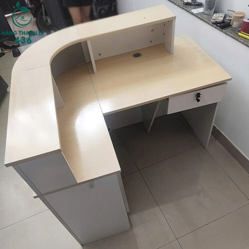 Quầy Lễ Tân Cũ Thiết Kế Cong Vân Gỗ Phối Trắng 2 quay le tan cu cong van go phoi trang 1