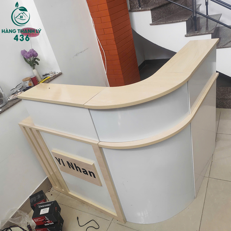 Quầy Lễ Tân Cũ Thiết Kế Cong Vân Gỗ Phối Trắng quay-le-tan-cu-cong-van-go-phoi-trang-2 Quầy Lễ Tân Cũ Thiết Kế Cong Vân Gỗ Phối Trắng