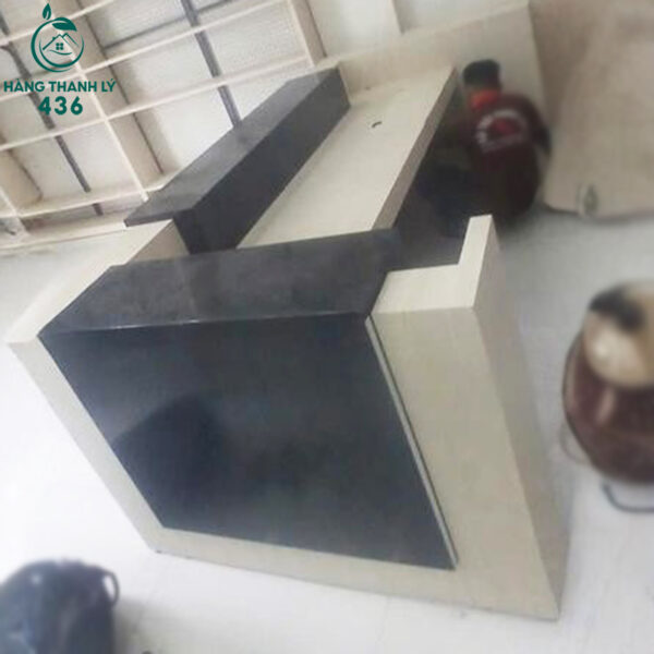 Quầy Lễ Tân Cũ Màu Trắng Mặt Đen