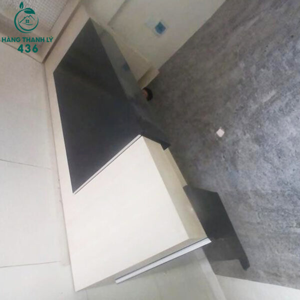 Quầy Lễ Tân Cũ Màu Trắng Mặt Đen