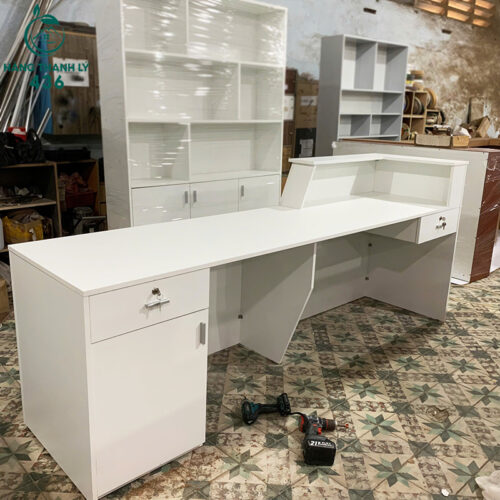 Thanh Lý Quầy Lễ Tân 2M4X1MX60CMX75CM Màu Trắng Phối Chỉ Đỏ 3 thanh ly quay le tan 2m4x1mx60cmx75cm mau trang phoi chi do 1