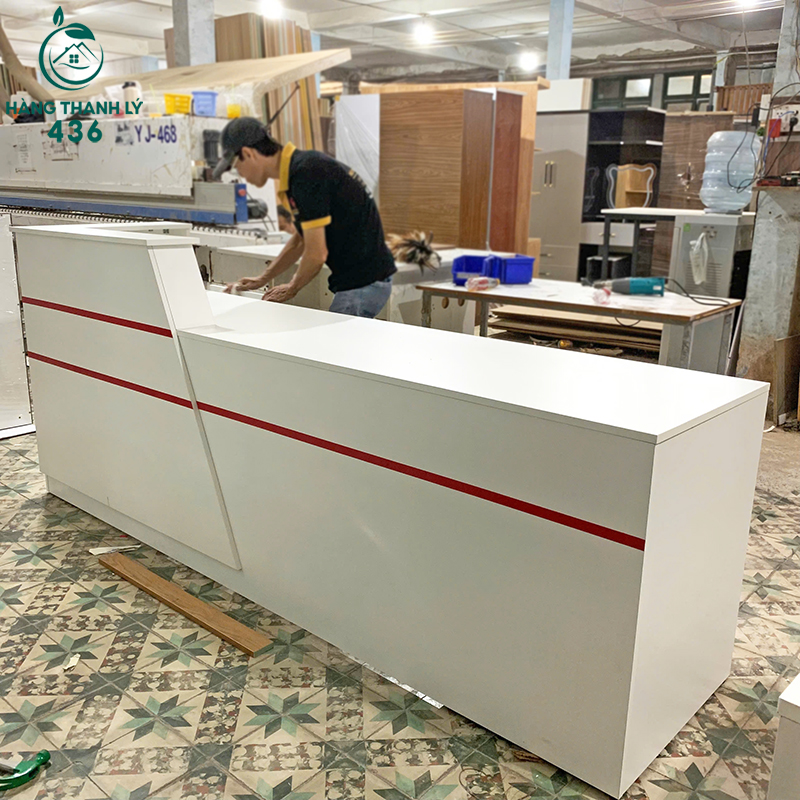 Thanh Lý Quầy Lễ Tân 2M4X1MX60CMX75CM Màu Trắng Phối Chỉ Đỏ thanh-ly-quay-le-tan-2m4x1mx60cmx75cm-mau-trang-phoi-chi-do-3 Thanh Lý Quầy Lễ Tân 2M4X1MX60CMX75CM Màu Trắng Phối Chỉ Đỏ