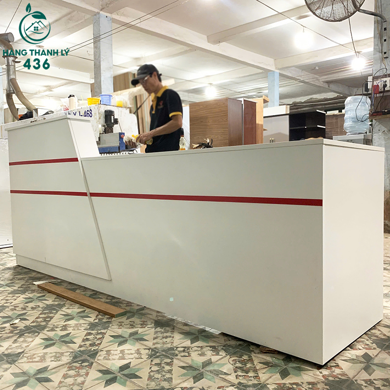 Thanh Lý Quầy Lễ Tân 2M4X1MX60CMX75CM Màu Trắng Phối Chỉ Đỏ thanh-ly-quay-le-tan-2m4x1mx60cmx75cm-mau-trang-phoi-chi-do-5 Thanh Lý Quầy Lễ Tân 2M4X1MX60CMX75CM Màu Trắng Phối Chỉ Đỏ