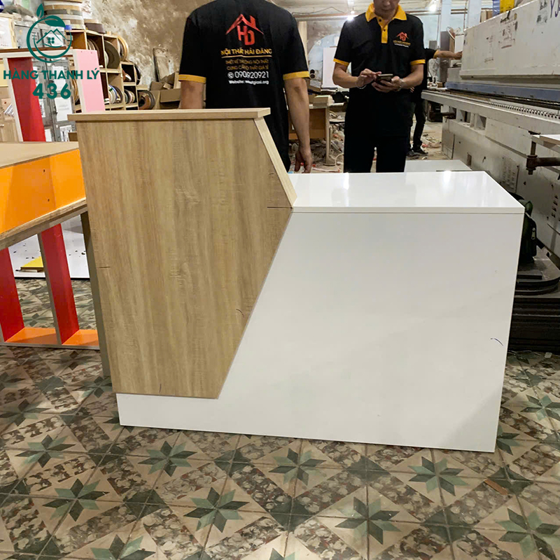 thanh-ly-quay-le-tan-mau-trang-phoi-go-1m2x60cm-moi-99-mau-1-1 Thanh Lý Quầy Lễ Tân Màu Trắng Phối Gỗ 1M2X60CM Mới 99% (Nhiều Mẫu)