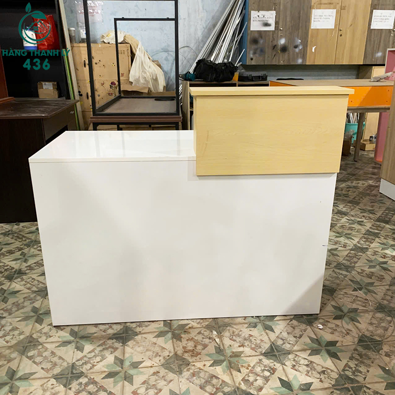 thanh-ly-quay-le-tan-mau-trang-phoi-go-1m2x60cm-moi-99-mau-2-1 Thanh Lý Quầy Lễ Tân Màu Trắng Phối Gỗ 1M2X60CM Mới 99% (Nhiều Mẫu)