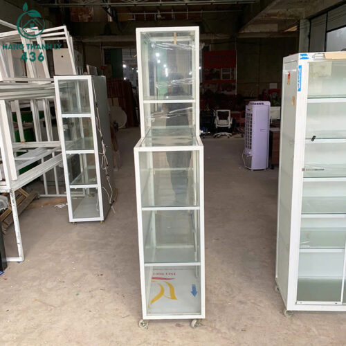 tu kinh cu 1m07x42cmx2m nhieu tang co banh xe di chuyen 1