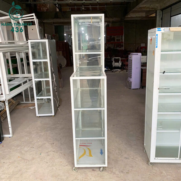 tu kinh cu 1m07x42cmx2m nhieu tang co banh xe di chuyen 1