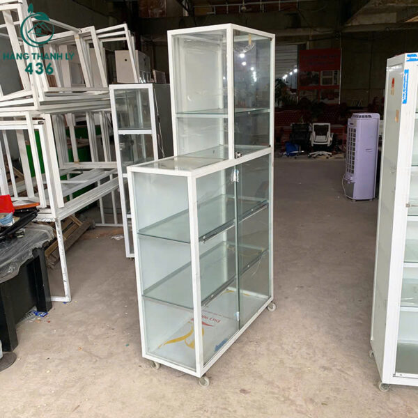 tu kinh cu 1m07x42cmx2m nhieu tang co banh xe di chuyen 2