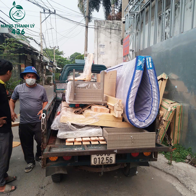 xe-cua-hang-thanh-ly-436-chat-day-noi-that-cu-san-sang-van-chuyen-den-khach-hang Hàng Thanh Lý 436 Khai Xuân – Nhộn Nhịp Xuất Nhập Kho Đầu Năm