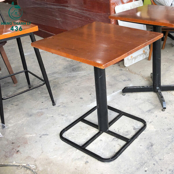 ban cafe chan sat cu mat go vuong mau nau