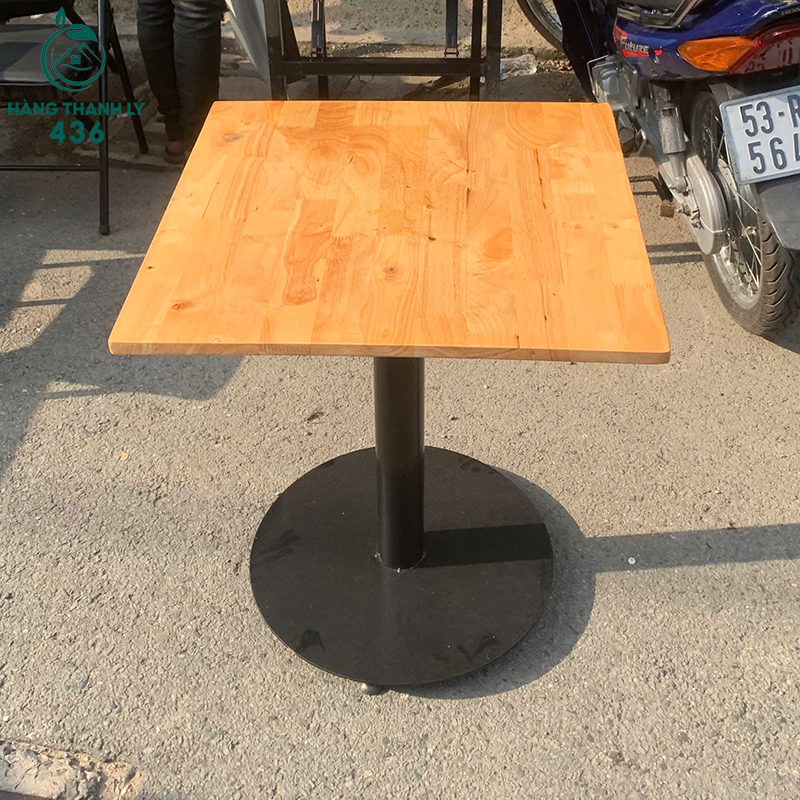 Bàn Cafe Cũ Mặt Gỗ Vuông Chân Trụ Sắt 6 ban cafe go cu mat tron chan cao xinh xan 2 1