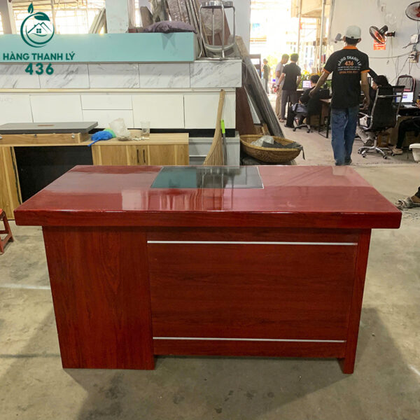 ban giam doc cu 1m4x70cm nau do co 2 duong chi soc 1