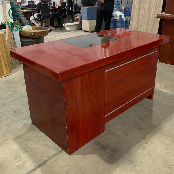 ban giam doc cu 1m4x70cm nau do co 2 duong chi soc 2