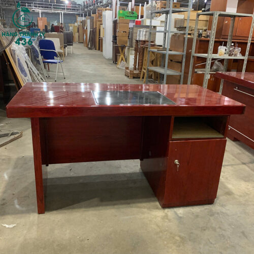 ban giam doc cu 1m4x70cm nau do co 2 duong chi soc 3