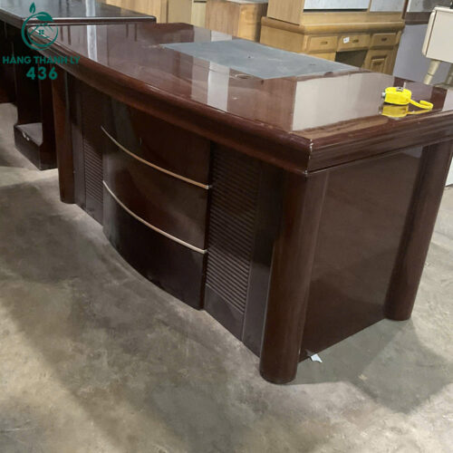 ban giam doc cu 1m6x80cm thiet ke mat truoc cong 1