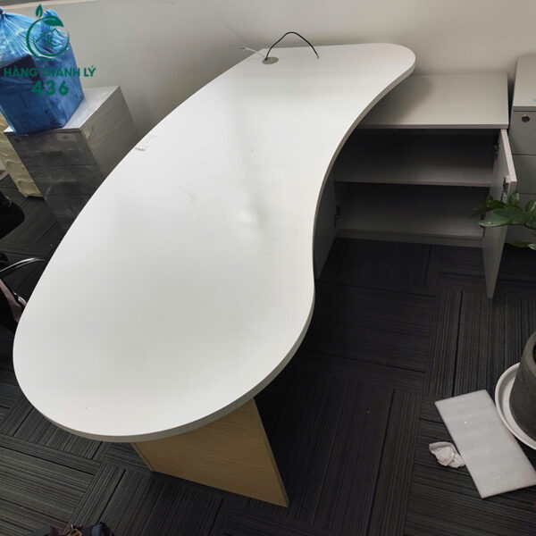 ban giam doc cu 1m8x1m1x75cm hinh bau duc mau trang 1