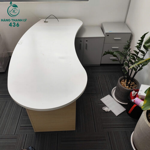 ban giam doc cu 1m8x1m1x75cm hinh bau duc mau trang 2