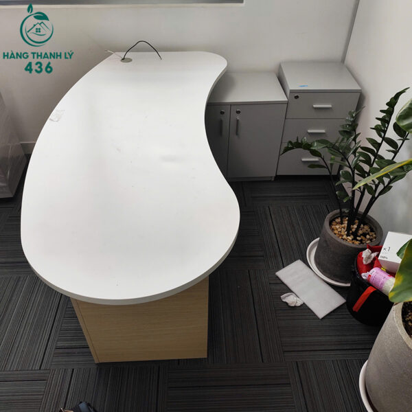 ban giam doc cu 1m8x1m1x75cm hinh bau duc mau trang 2