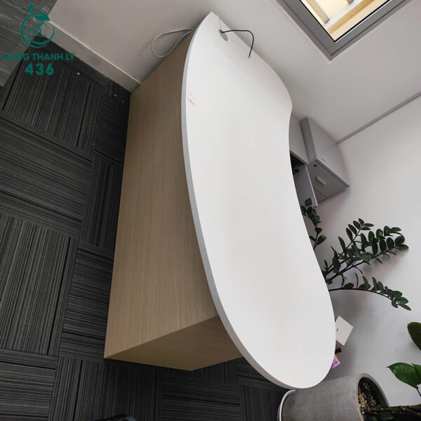 ban giam doc cu 1m8x1m1x75cm hinh bau duc mau trang 3