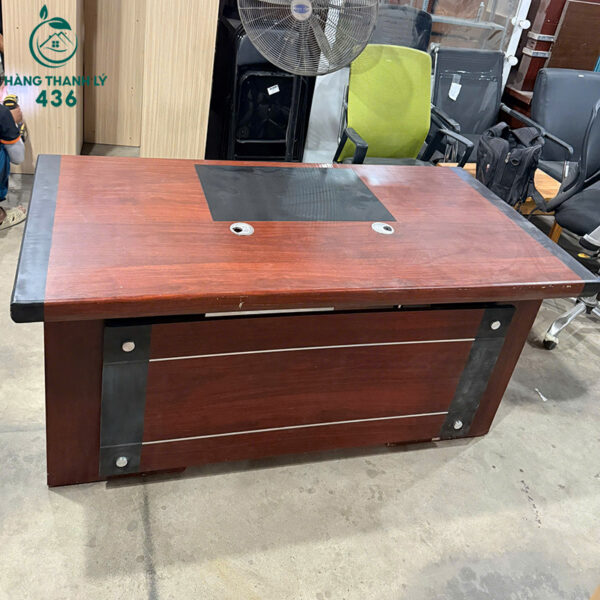 ban giam doc cu mau nau do sang trong 1