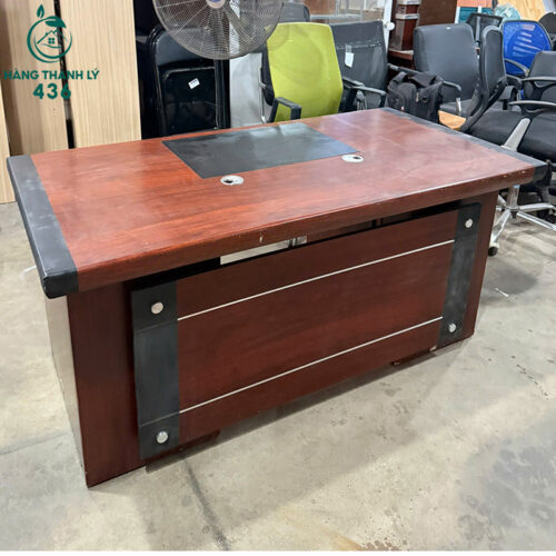 ban giam doc cu mau nau do sang trong 2