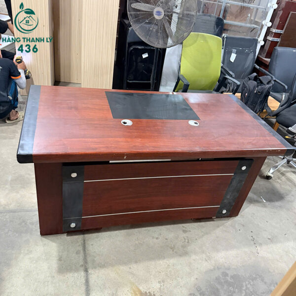 ban giam doc cu mau nau do sang trong 4