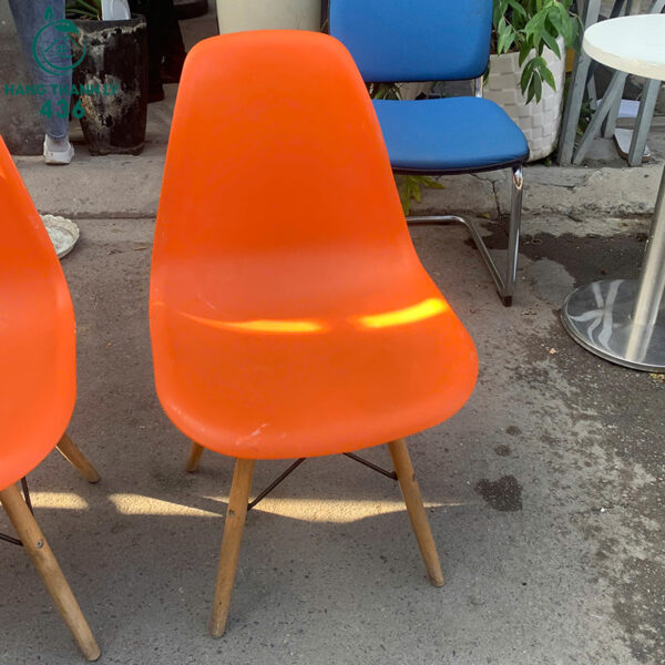 bo ban cafe tron trang 3 ghe eames cam cu 1