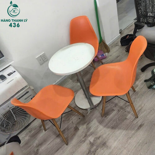 bo ban cafe tron trang 3 ghe eames cam cu 2