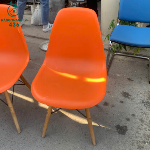 bo ban cafe tron trang 3 ghe eames cam cu 3