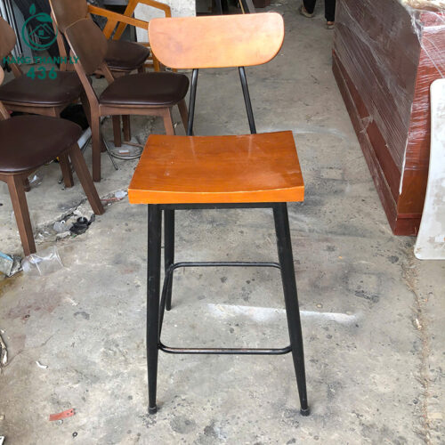 ghe bar cu chan sat mat go mau vang sang trong 2