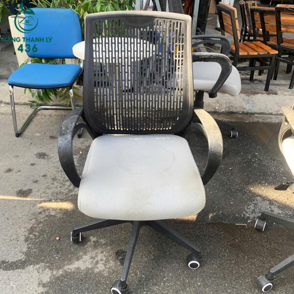 ghe xoay luoi cu khung nhua den chac chan 1