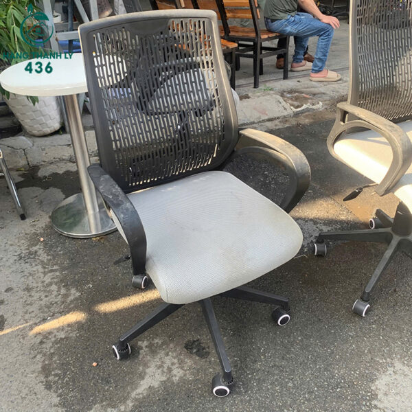 ghe xoay luoi cu khung nhua den chac chan 2