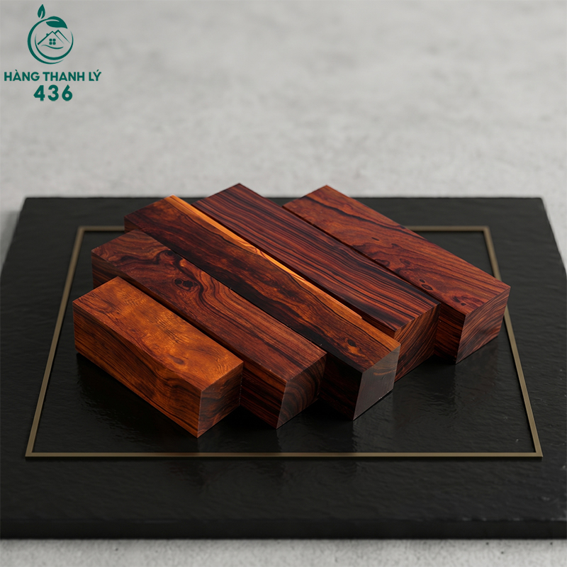 Gỗ lim là loại gỗ tự nhiên được khai thác từ cây gỗ lim