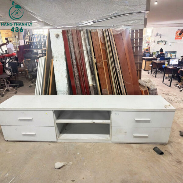 ke tivi go mau trang nhieu ngan tien dung cu