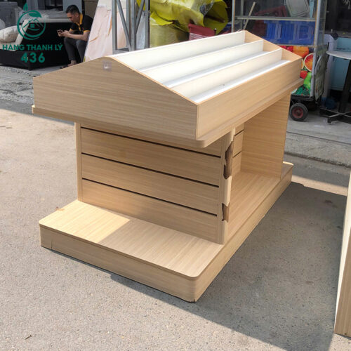 quay trung bay cu 1m7x1mx1m thiet ke dang bac thang 1