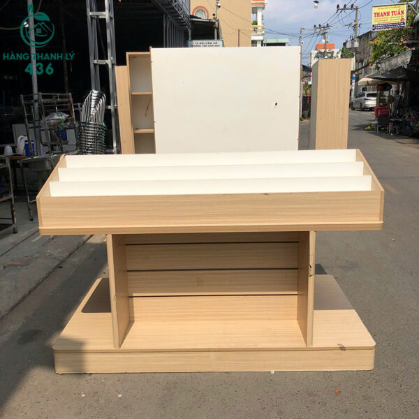 quay trung bay cu 1m7x1mx1m thiet ke dang bac thang 3