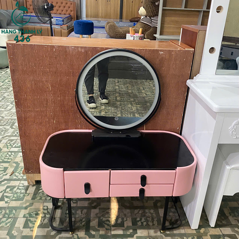 Thanh Lý Bàn Trang Điểm Màu Hồng Phối Mặt Kính Đen Mới 99% thanh-ly-ban-trang-diem-mau-hong-phoi-mat-kinh-den-moi-99-1 Thanh Lý Bàn Trang Điểm Màu Hồng Phối Mặt Kính Đen Mới 99%