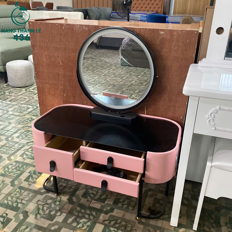 Thanh Lý Bàn Trang Điểm Màu Hồng Phối Mặt Kính Đen Mới 99% thanh-ly-ban-trang-diem-mau-hong-phoi-mat-kinh-den-moi-99-2 Thanh Lý Bàn Trang Điểm Màu Hồng Phối Mặt Kính Đen Mới 99%