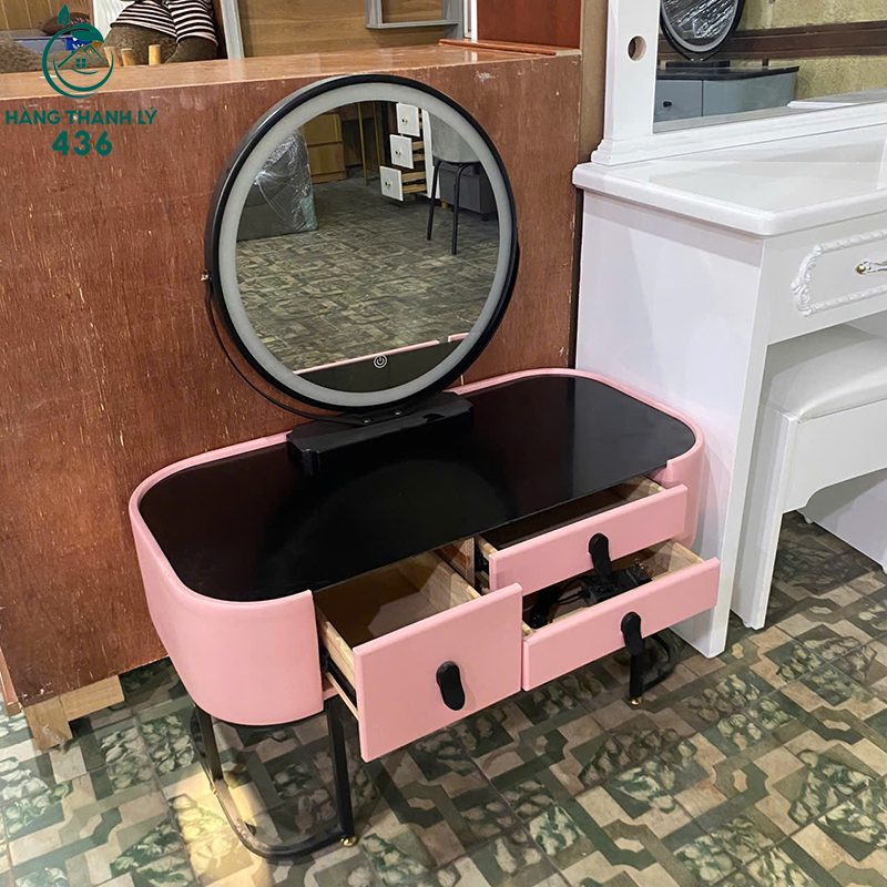Thanh Lý Bàn Trang Điểm Màu Hồng Phối Mặt Kính Đen Mới 99% thanh-ly-ban-trang-diem-mau-hong-phoi-mat-kinh-den-moi-99-3 Thanh Lý Bàn Trang Điểm Màu Hồng Phối Mặt Kính Đen Mới 99%