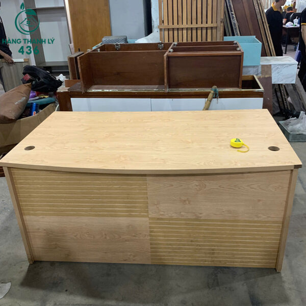 ban giam doc1m6x90cmx75cm mau go sang khong hoc 3