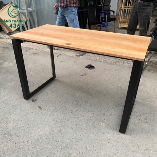 ban lam viec cu 1m2x60 chan sat vuong chac chan 3