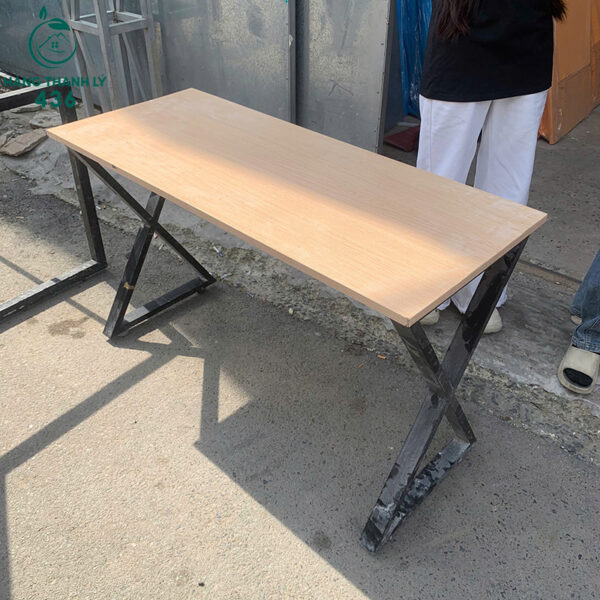 ban lam viec cu 1m2x60cm chan sat chu x 1 1