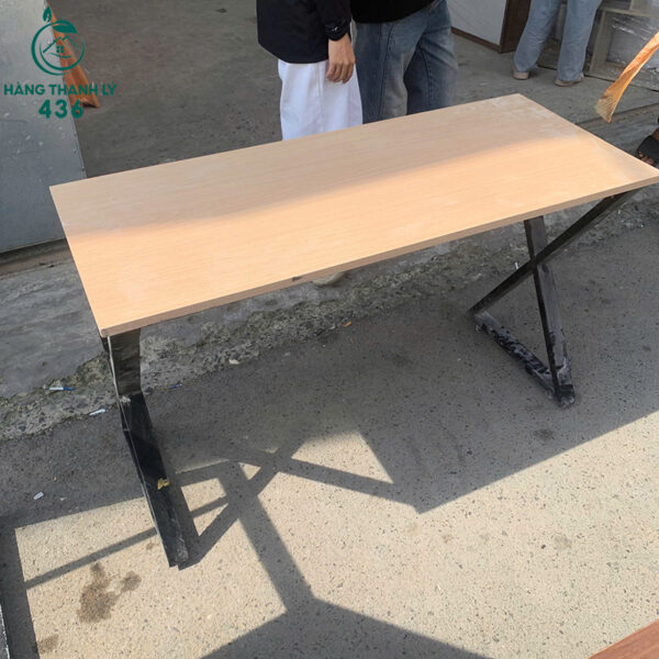 ban lam viec cu 1m2x60cm chan sat chu x 3