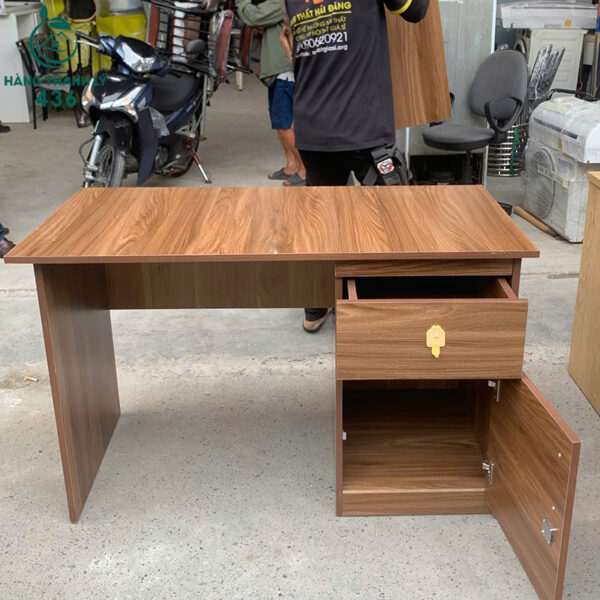 ban lam viec cu 1m2x70cm co hoc tu van go nau 3