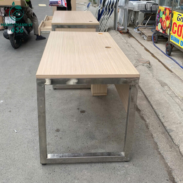 ban lam viec cu 1m4x70cm chan inox 3